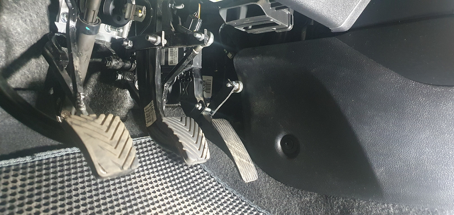 Установка тяговых педалей на синюю Kia Rio (механика, 3 шт.)