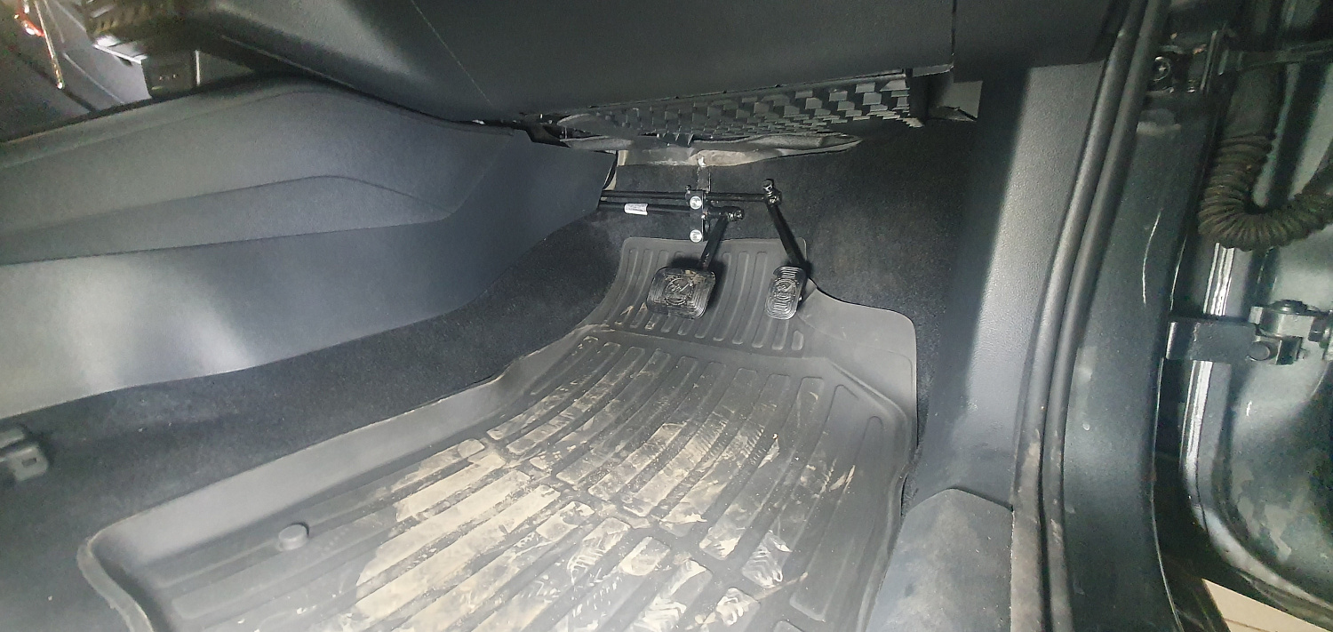 Установка тяговых педалей на Volkswagen Polo (механика, 2шт.)