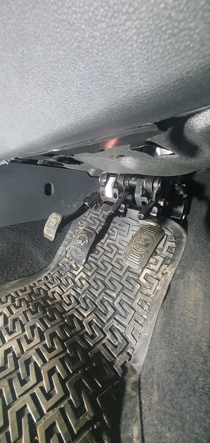 Установка тросовых педалей на Skoda Octavia (механика, 3шт.)