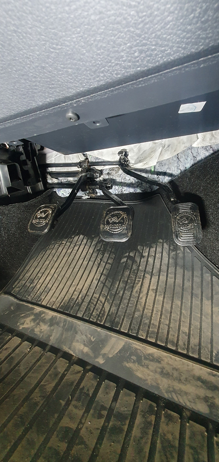 Установка тяговых педалей на Renault Sandero Stepway (механика, 3шт.)