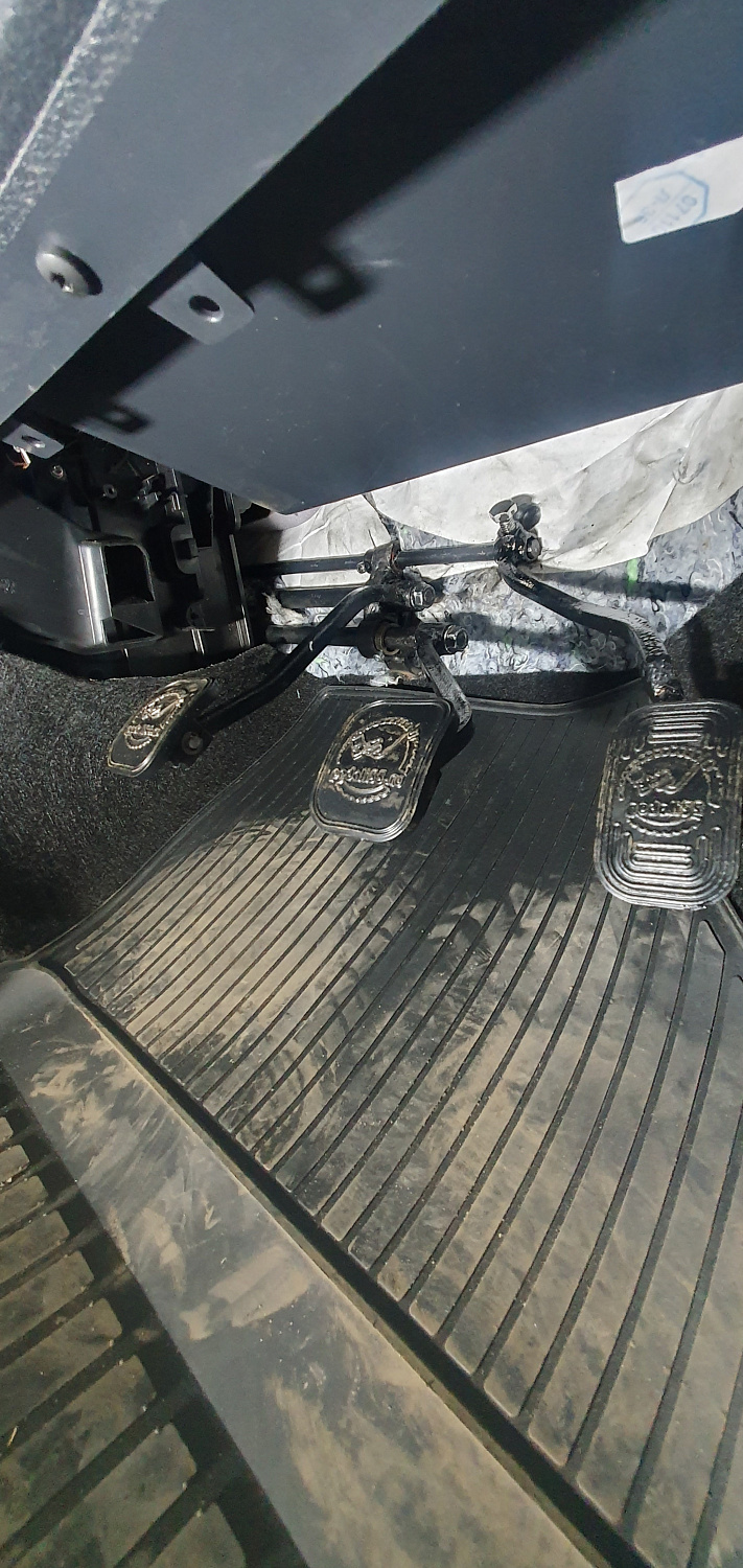 Установка тяговых педалей на Renault Sandero Stepway (механика, 3шт.)